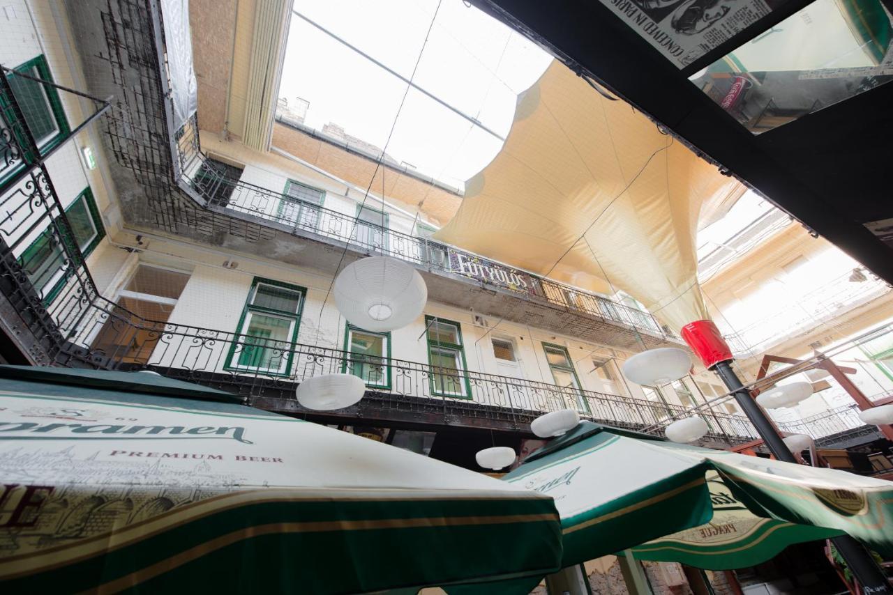 Budapest Party Hostel At Udvarom Exterior photo